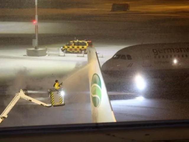 An vielen Flughäfen blieben Maschinen am Boden. Foto:&nbsp;Bodo Marks/dpa