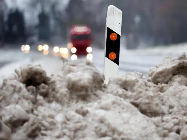 Schnee an der B312 bei Hailtingen in Baden-Württemberg. Foto: Thomas Warnack/dpa