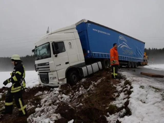 Ein Lkw ist bei Friedenweiler im Schwarzwald ins Rutschen gekommen und in den Graben gefahren. Foto: Patrick Seeger/dpa