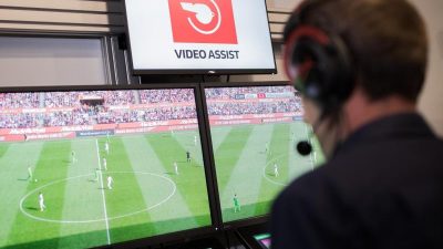 Fußball-Regelhüter wollen an Videobeweis festhalten
