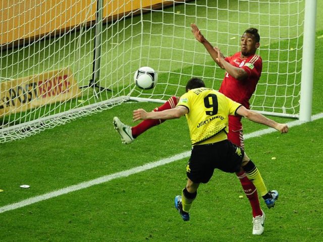 2012 noch BVB-Star trifft Robert Lewandowski (l) zum 5:2 gegen Münchnens Jerome Boateng. Foto: Hannibal Hanschke/dpa