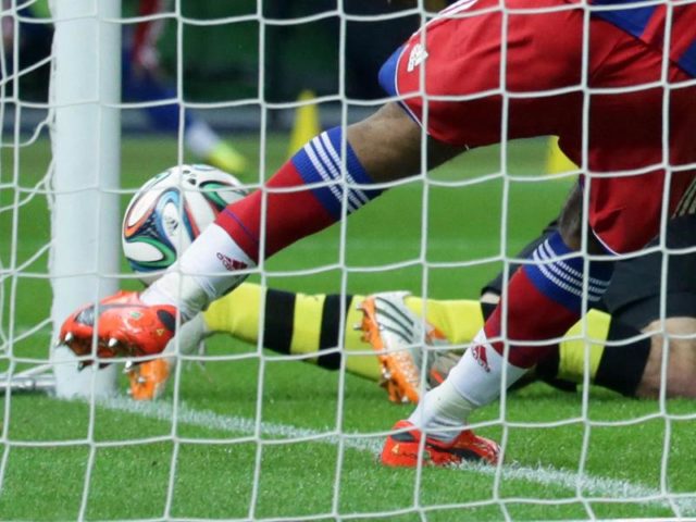 Der Kopfball von Dortmunds Mats Hummels ist 2014 scheinbar hinter der Linie, doch Schiedsrichter Meyer gibt den Treffer nicht. Foto: Kay Nietfeld/dpa