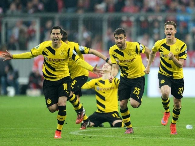 Die Spieler von Borussia Dortmund jubeln 2015 über den Sieg im Elfmeterschießen. Foto: Andreas Gebert/dpa
