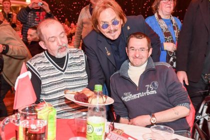Alle Jahre wieder – seit 23 Jahren: Schlagerstar Frank Zander lädt 3000 Obdachlose zur Weihnachtsfeier ein