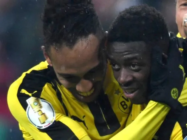 Nach der 2:1-Führung des FC Bayern München sorgen Ousmane Dembele (M) und Pierre-Emerick Aubameyang mit ihren Toren für den Sieg des BVB. Foto: Peter Kneffel/dpa