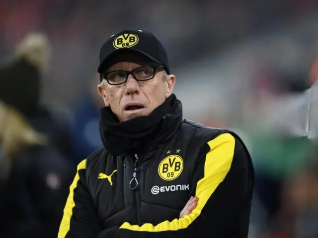 Die Defensivtaktik von BVB-Trainer Peter Stöger ging nicht auf. Foto: Andreas Gebert/dpa