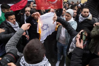 Integrationsbeauftragte: „Antisemitische Straftaten zu fast 90 Prozent von rechts“ – Betroffene geben anderes Bild ab
