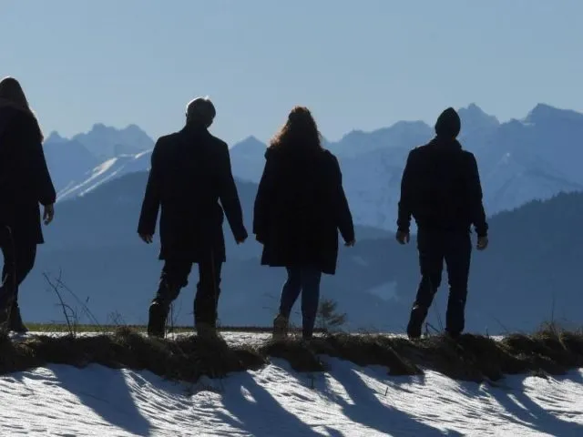 Ausflügler bei Bad Tölz: Noch ist das Wetter sonnig und ruhig. Foto: Tobias Hase/dpa