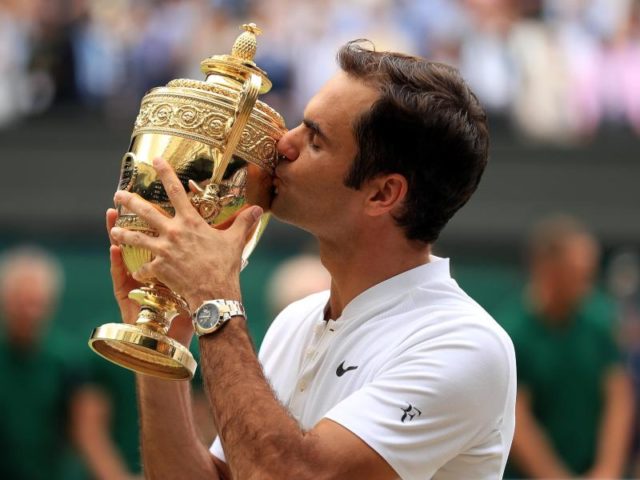 Zum achten Mal in seiner Karriere konnte der Schweizer Roger Federer den Pokal in Wimbledon entgegennehmen. Foto: Adam Davy/dpa