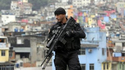 Weihnachtsmann im Krieg: Polizei in Rio sorgt für Aufsehen
