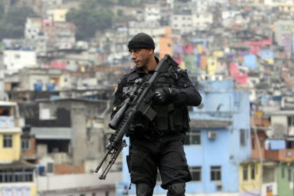 Weihnachtsmann im Krieg: Polizei in Rio sorgt für Aufsehen