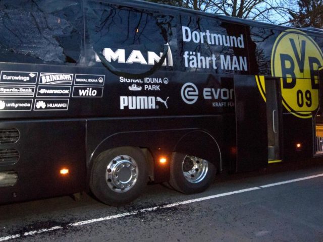 Der Mannschaftsbus von Borussia Dortmund nach dem Terroranschlag vor dem Spiel gegen AS Monaco. Foto: Bernd Thissen/dpa