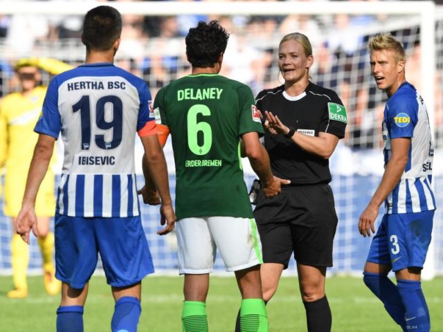 Beim Spiel Hertha BSC gegen Werder Bremen leitete mit Bibiana Steinhaus erstmals eine Schiedsrichterin eine Partie der Fußball-Bundesliga. Foto: Soeren Stache/dpa
