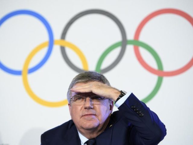 IOC-Präsident Thomas Bach verkündet in Lausanne das Urteil gegen Russlands Sportler im Doping-Skandal. Foto: Laurent Gillieron/dpa