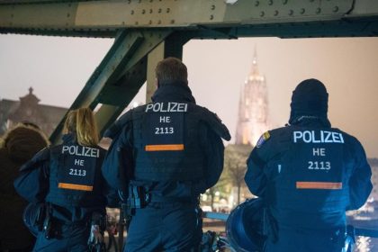Mehrere Polizisten in Frankfurt wegen Vorwurfs der Volksverhetzung suspendiert