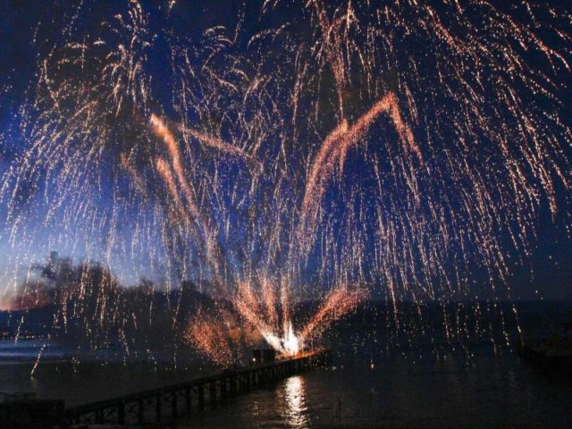 Feuerwerk leuchtet in der Nacht zum 29.12.2017 vor der Küste in Valparaiso (Chile). Foto: Yvo Salinas/dpa