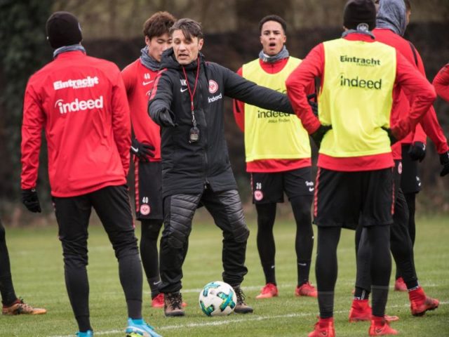 Trainer Niko Kovac (M) gibt beim Trainingsauftakt in Frankfurt am Main den Spielern Anweisungen. Foto: Andreas Arnold/dpa