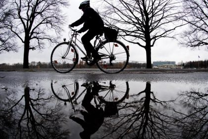 Bremen: Polizei warnt vor Radfahrer-Fallen – 23-Jähriger von Wegelagerern zu Fall gebracht