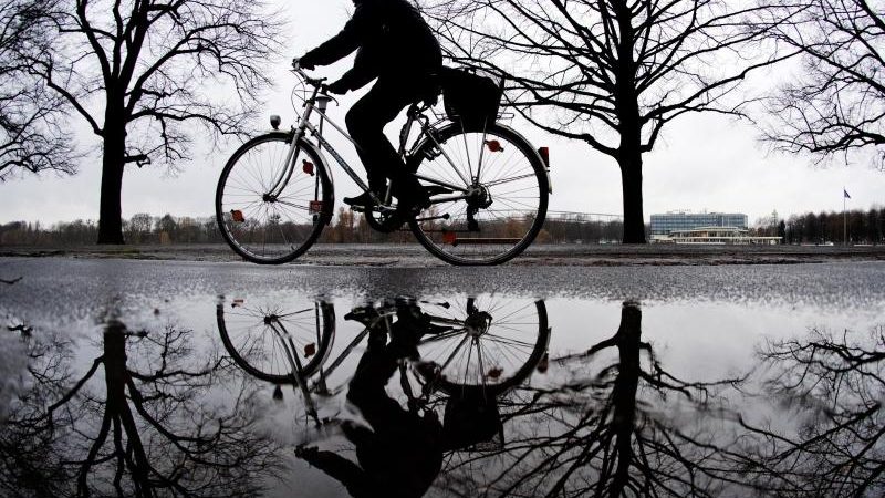 Bremen: Polizei warnt vor Radfahrer-Fallen – 23-Jähriger von Wegelagerern zu Fall gebracht