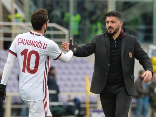 Hakan Calhanoglu (l) und der Trainer des AC Mailand, Gennaro Gattuso, geben sich nach dem 1:1 die Hand. Foto: Maurizio Degl'innnocenti/dpa