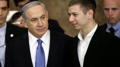 Brisante Aufnahme: Betrunkener Sohn von Netanjahu spricht vor Strip-Club über Erdgas-Deal seines Vaters