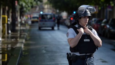 Frankreich in der Silvesternacht: Ein Männermob schlägt Polizisten „zu Brei“