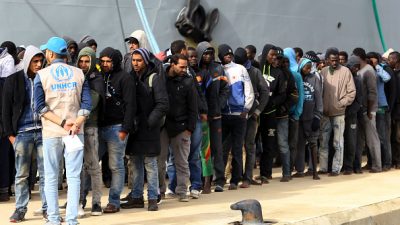 Linke und Grüne empört: Italienisches Schiff bringt aufgesammelte afrikanische Migranten zurück nach Libyen