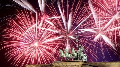 Hunderttausende am Brandenburger Tor begrüßen neues Jahr mit großem Feuerwerk
