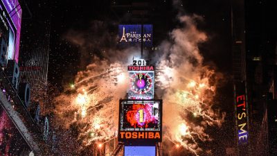 Zwei Millionen Menschen begrüßen neues Jahr am New Yorker Times Square
