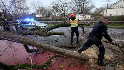 Sturmtief „Burglind“: Straßen blockiert, Bahnverkehr teils eingestellt, Stalldach auf 14 geparkte Autos geschleudert