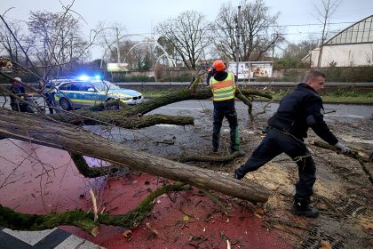 Sturmtief „Burglind“: Straßen blockiert, Bahnverkehr teils eingestellt, Stalldach auf 14 geparkte Autos geschleudert