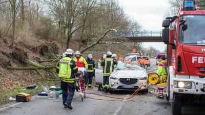 Viele Glätteunfälle in Schleswig-Holstein – 40-Tonner kracht in Wohngebäude