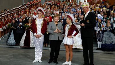 Merkel empfängt Karnevalisten und beweist Humor