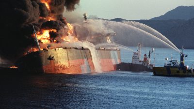 Brennender Öltanker vor China droht zu explodieren