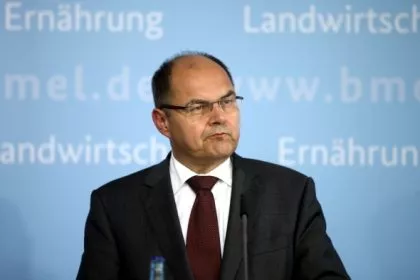 Bosnisch-serbischer Minister schickt Nazi-Helm an UN-Repräsentanten Schmidt