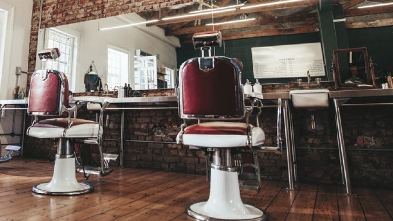 Autistisches Kind will für Haarschnitt nicht still sitzen – Friseur brilliert mit großem Einsatz