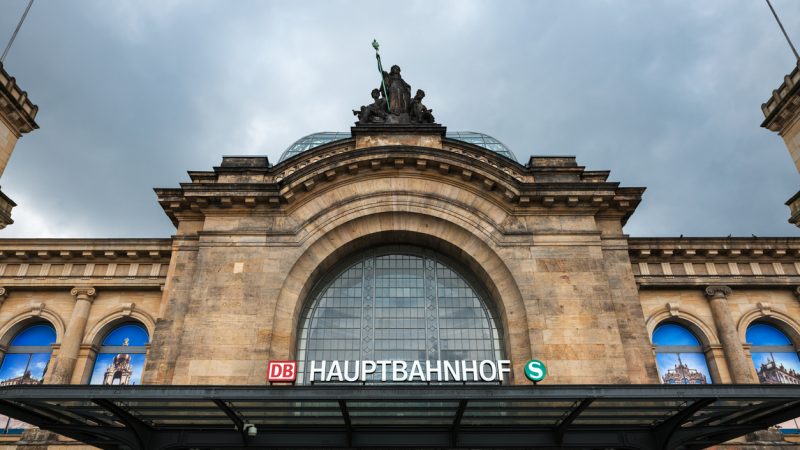 Dresden: Teenager durch Lungenstich schwer verletzt – Deutsche Jugendliche von größerer Gruppe am Hauptbahnhof angegriffen