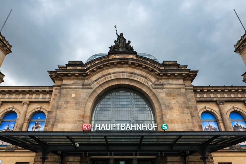Dresden: Teenager durch Lungenstich schwer verletzt – Deutsche Jugendliche von größerer Gruppe am Hauptbahnhof angegriffen
