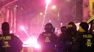 Leipzig: Randalierer greifen Polizisten mit Böllern und Steinen an – Wasserwerfer eingesetzt