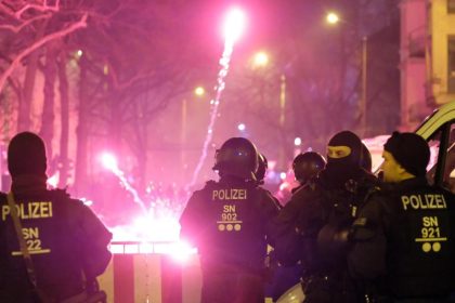 Leipzig: Randalierer greifen Polizisten mit Böllern und Steinen an – Wasserwerfer eingesetzt