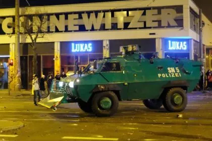 Linksradikale Schläger überfallen Mitarbeiterin von Immobilienfirma – Indymedia: „Grüße aus Connewitz“