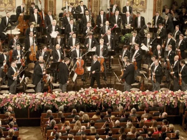Dirigent Riccardo Muti (m.) und die Wiener Philharmoniker am 30.12.2017 im goldenen Musikvereinssaal in&nbsp;Wien. Foto: Ronald Zak/dpa