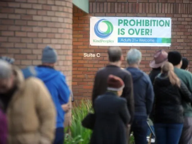 Menschen stehen vor einem Geschäft in Santa Cruz Schlange, um legal Cannabis zu erwerben. Foto: Neal Waters/dpa