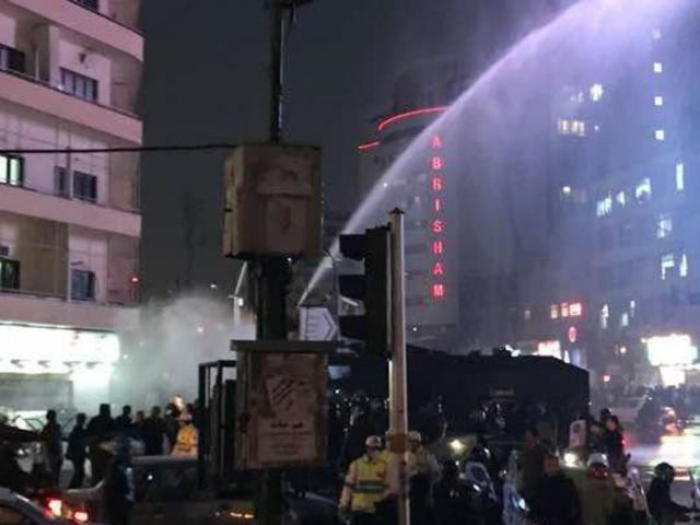 Auf dem Foto, das vom Nationalen Widerstandsrat Iran (NWRI) in Deutschland zur Verfügung gestellt worden ist, geht die Polizei auf der Ferdowsi-Avenue in Teheran mit Wasserwerfern gegen Demonstranten vor. Foto: Mek Network Inside Iran/dpa/dpa