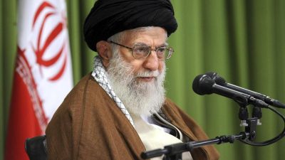Angespannte Lage im Iran – Ayatollah Chamenei leitet erstmals seit 2012 Freitagsgebet in Teheran