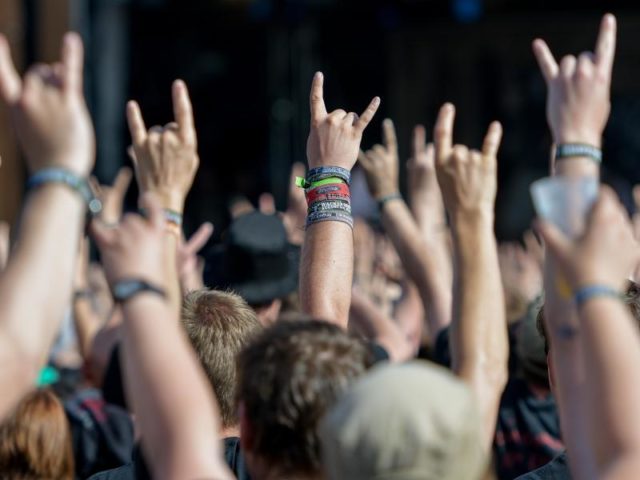 Metal-Fans 2016 beim Wacken Open Air. Foto: Axel Heimken/dpa
