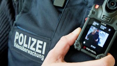 Zum Schutz der Polizisten: Bundespolizisten werden mit Bodycams ausgerüstet