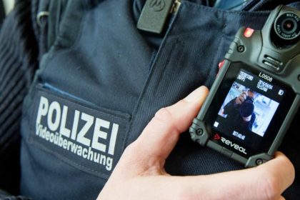 Zum Schutz der Polizisten: Bundespolizisten werden mit Bodycams ausgerüstet