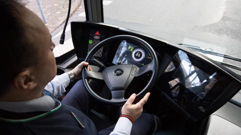 Pariser Busfahrer wirft alle Passagiere raus, nachdem niemand Platz für Mann im Rollstuhl macht