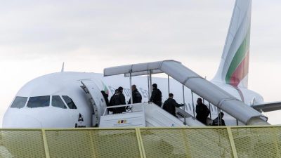 Immer mehr abgelehnte Asylbewerber wehren sich: Hunderte Abschiebungen per Flugzeug abgebrochen